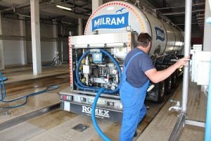 Milchwagenreinigung im DMK-Werk Altentreptow